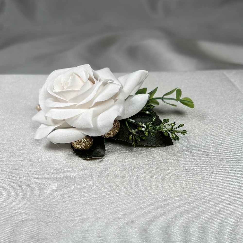 New Ivory Silk Rose Boutonniere with Pin - NEW - Picture 4 of 5